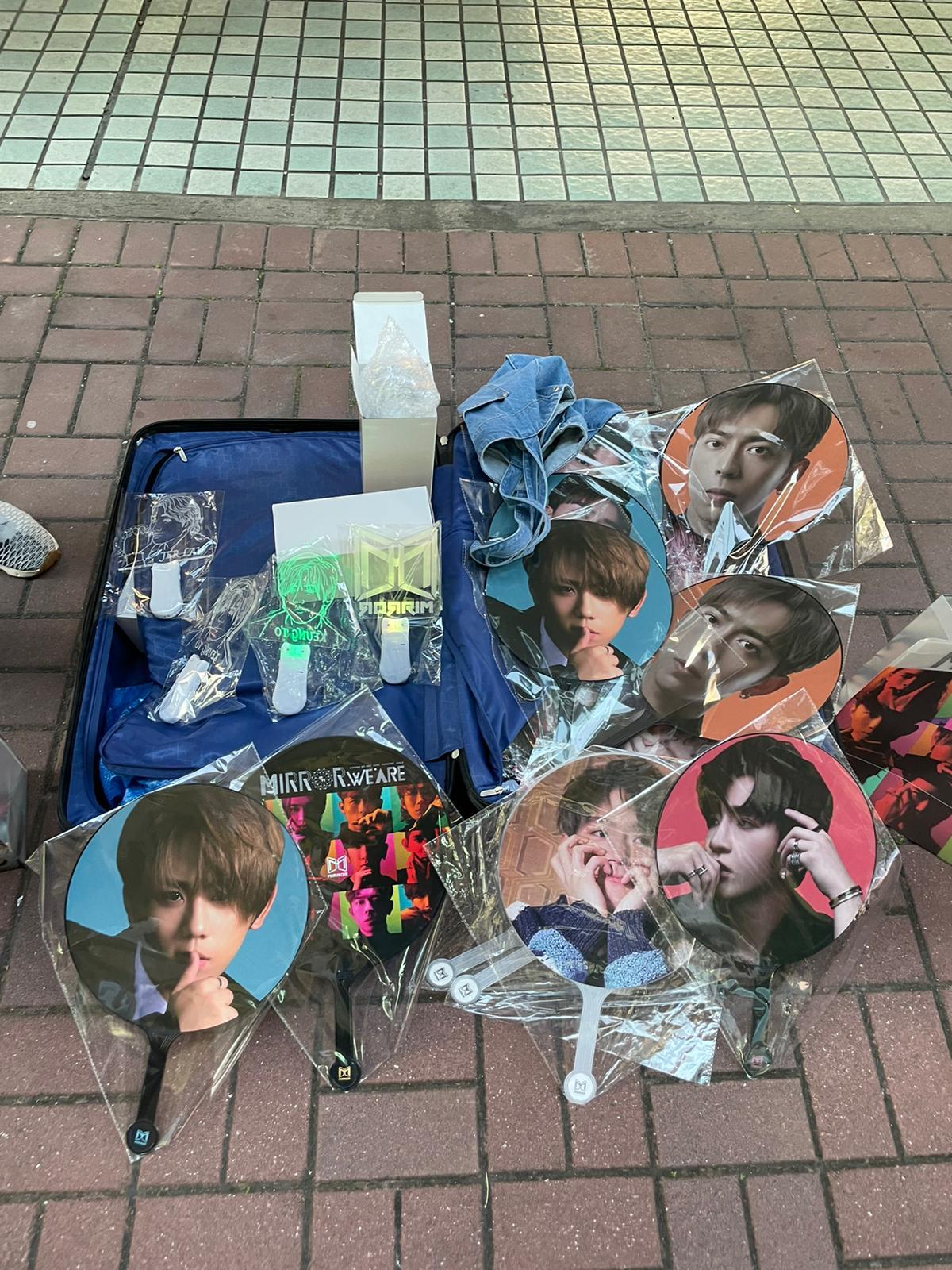 現場的小販檔出售老翻應援產品。