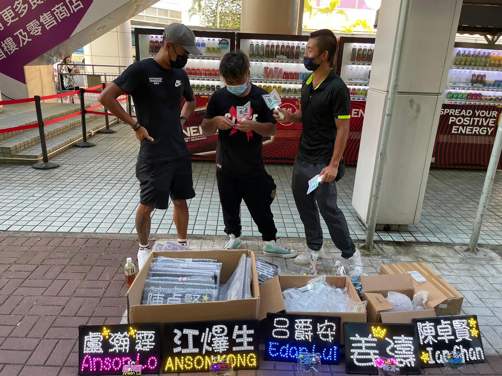 火車站外有MIRROR燈牌出售。