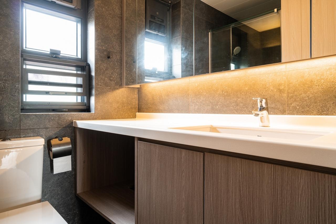 廁櫃留有一定高度及空間,讓屋主收藏貓砂盤