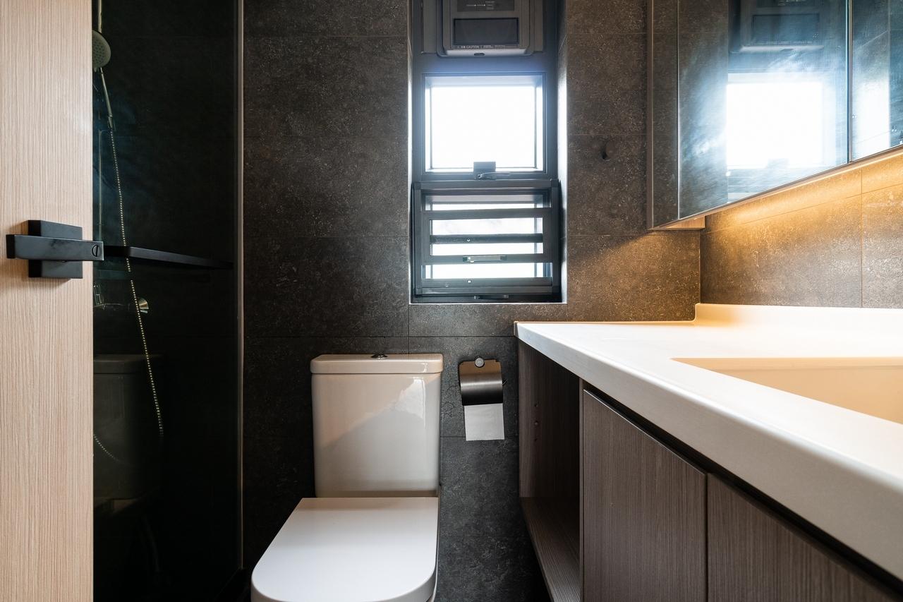 廁櫃留有一定高度及空間,讓屋主收藏貓砂盤