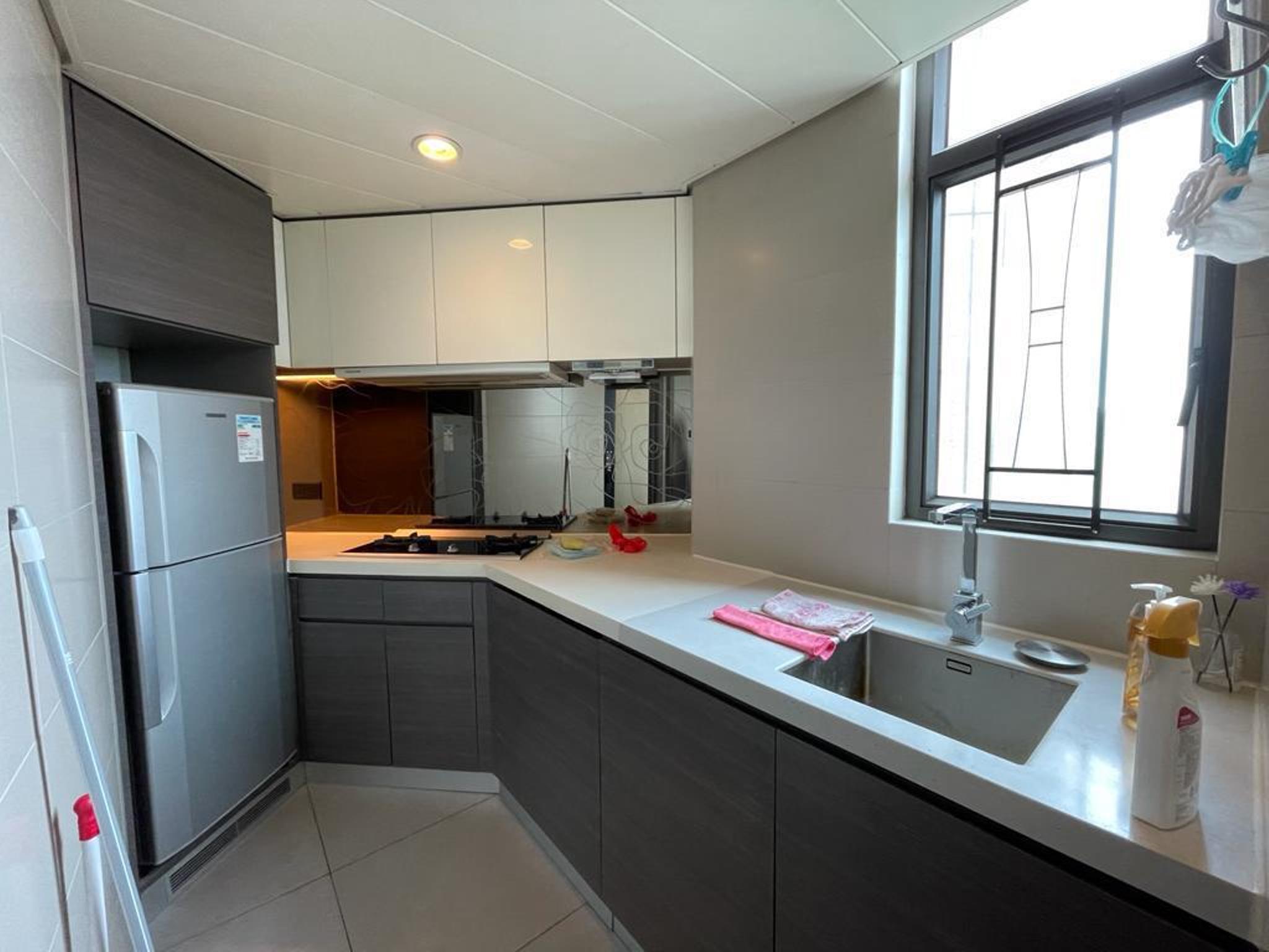 廚房間隔不算四正,勝在面積闊大,並連一個儲物房。