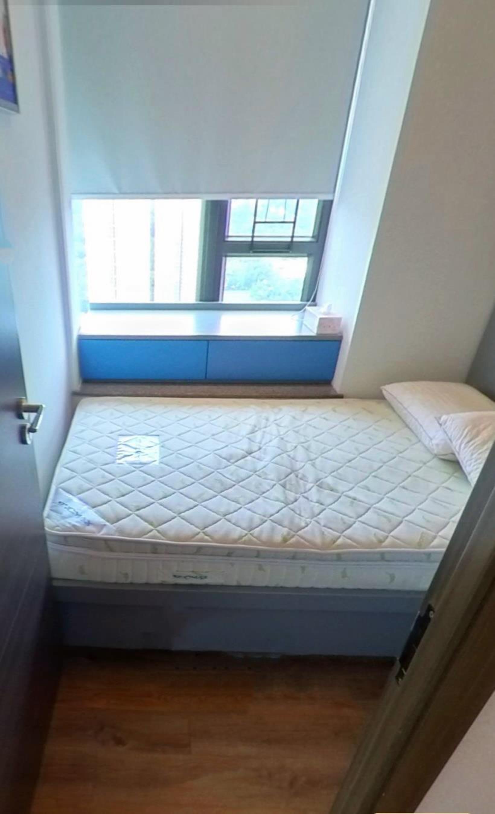 面積最小的睡房,窗台位增設儲物櫃,十分實用。