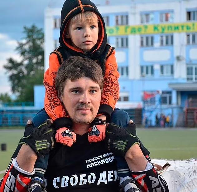 科切爾加帶兒子做危險特技表演。(互聯網)