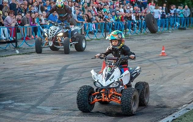 8歲仔駕駛越野車。(互聯網)