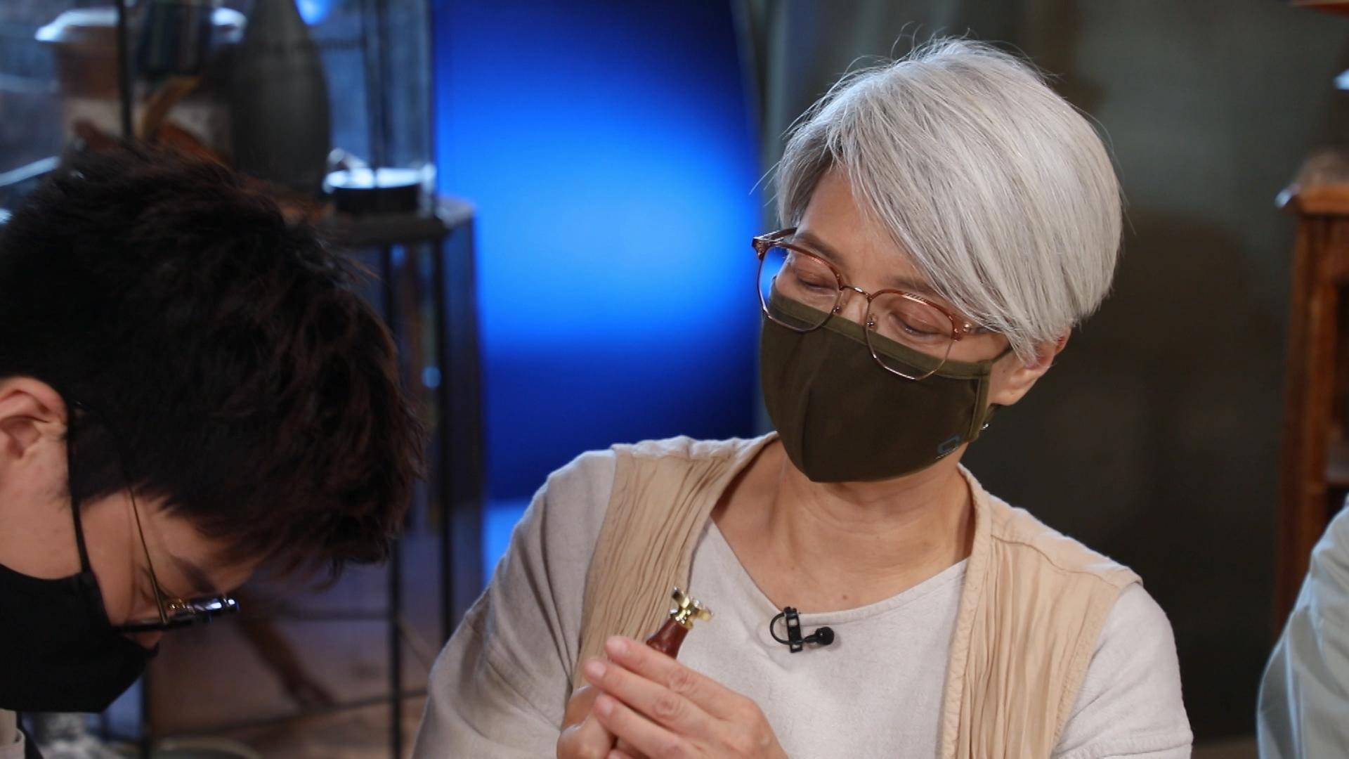 文信特意準備了一個刻有「LOVE」的火漆印章禮物給媽媽陳敏兒,兩母子擁抱。