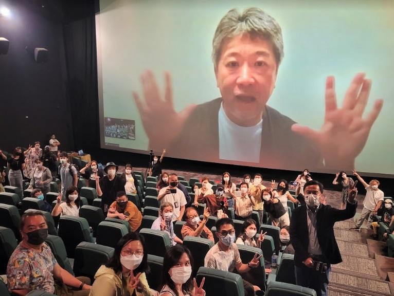 是枝裕和更隔空與香港影迷大合照。