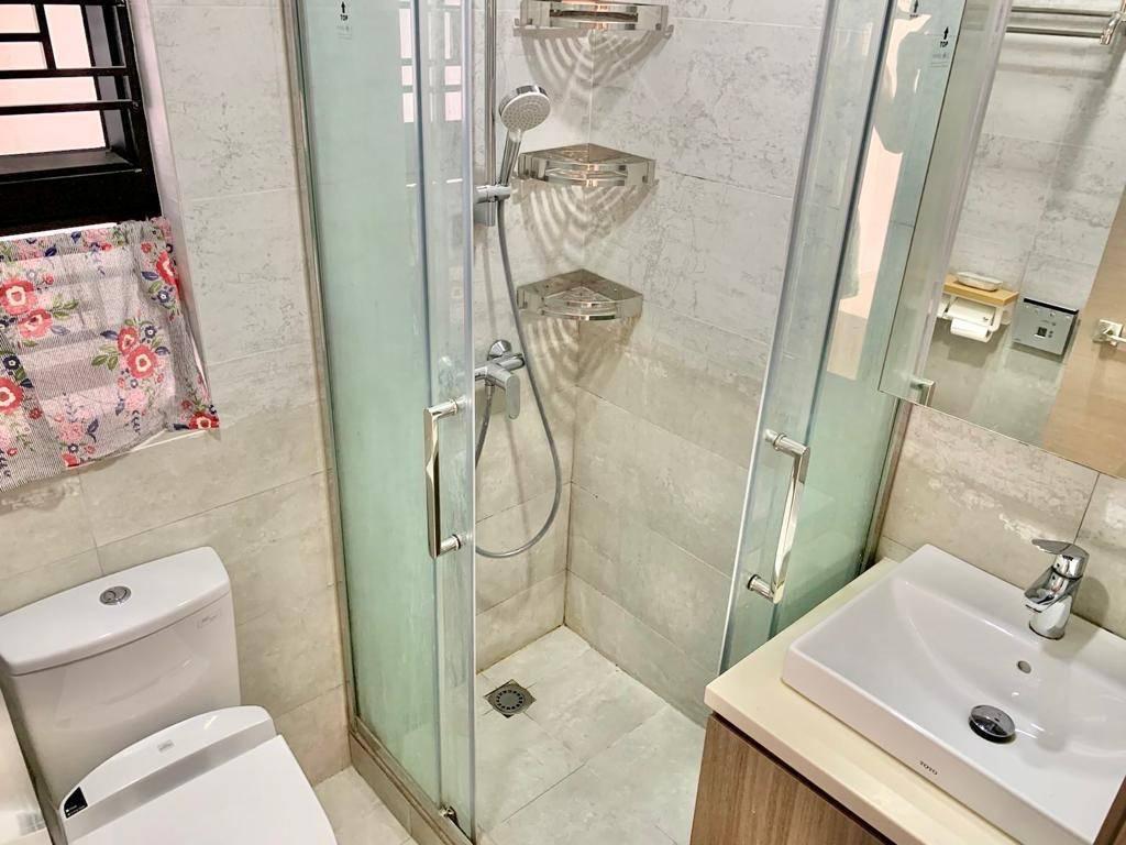 主人套房浴室為企缸設計,尚算新淨整潔。