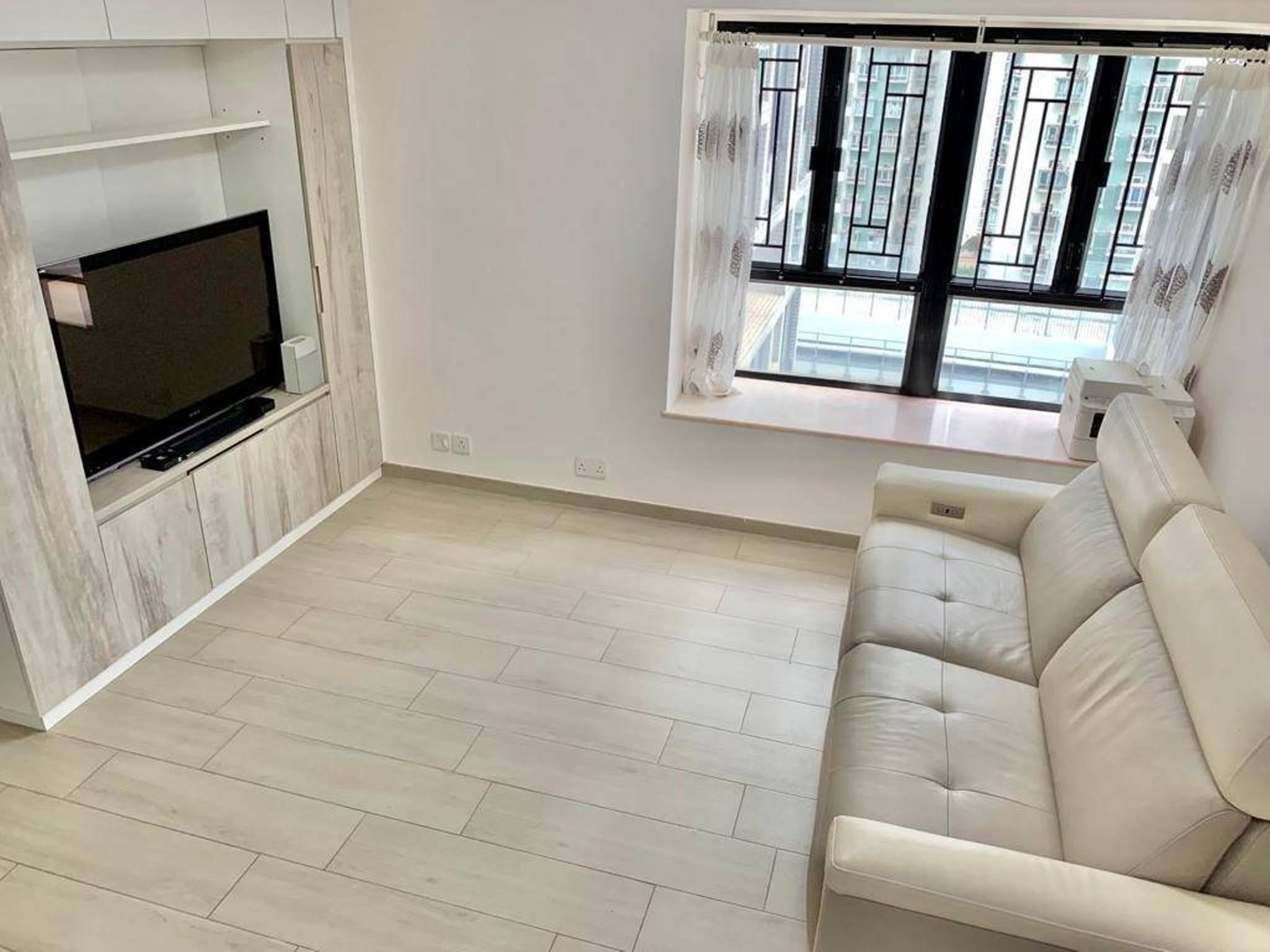 單位以淺木色為主調的,裝修十分新淨,新買家可省卻不少裝修費。