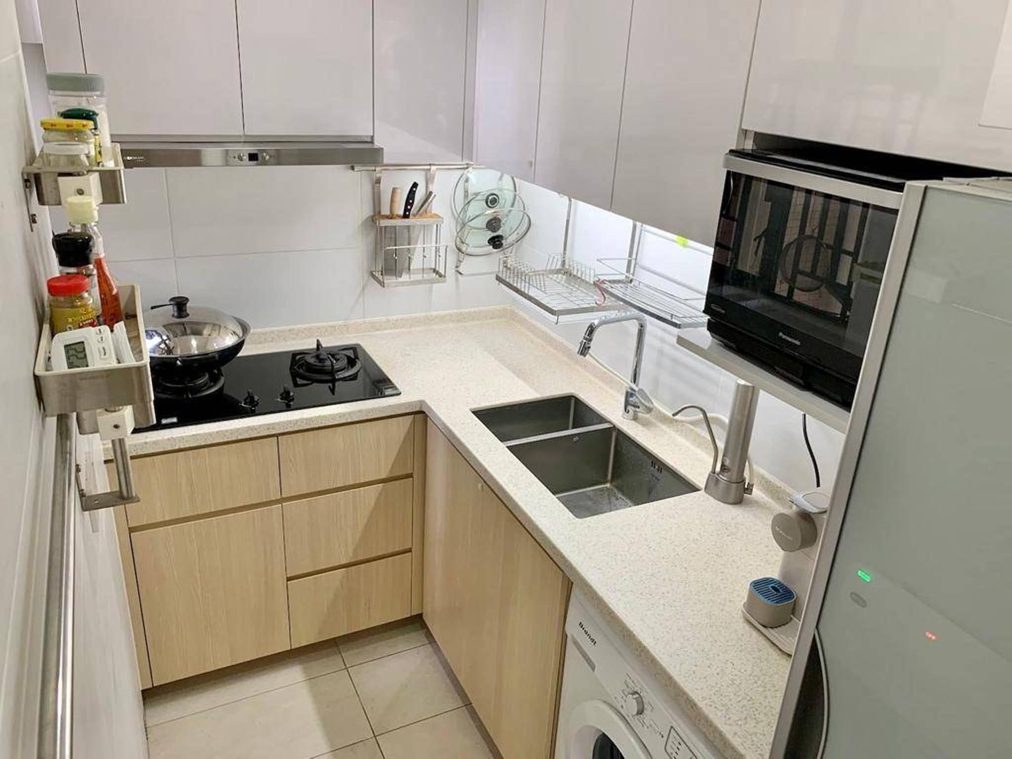 廚房空間充足,能擺放大型洗衣機,廚櫃亦相當新淨不殘舊。