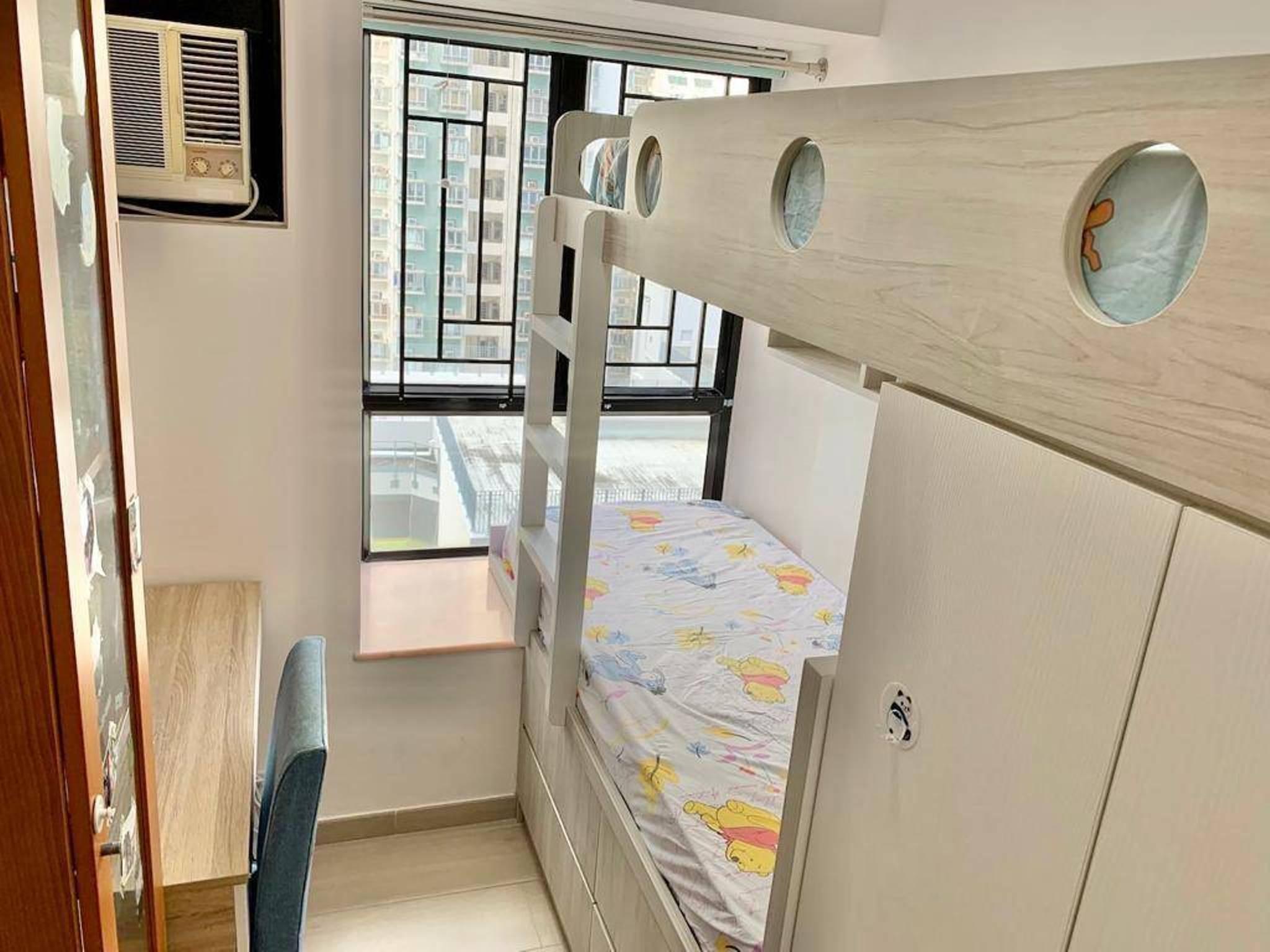 其中一個睡房設有特別訂製的碌架床,部分床身伸延至窗台,偷出窗台空間來使用,增加房間實用度。