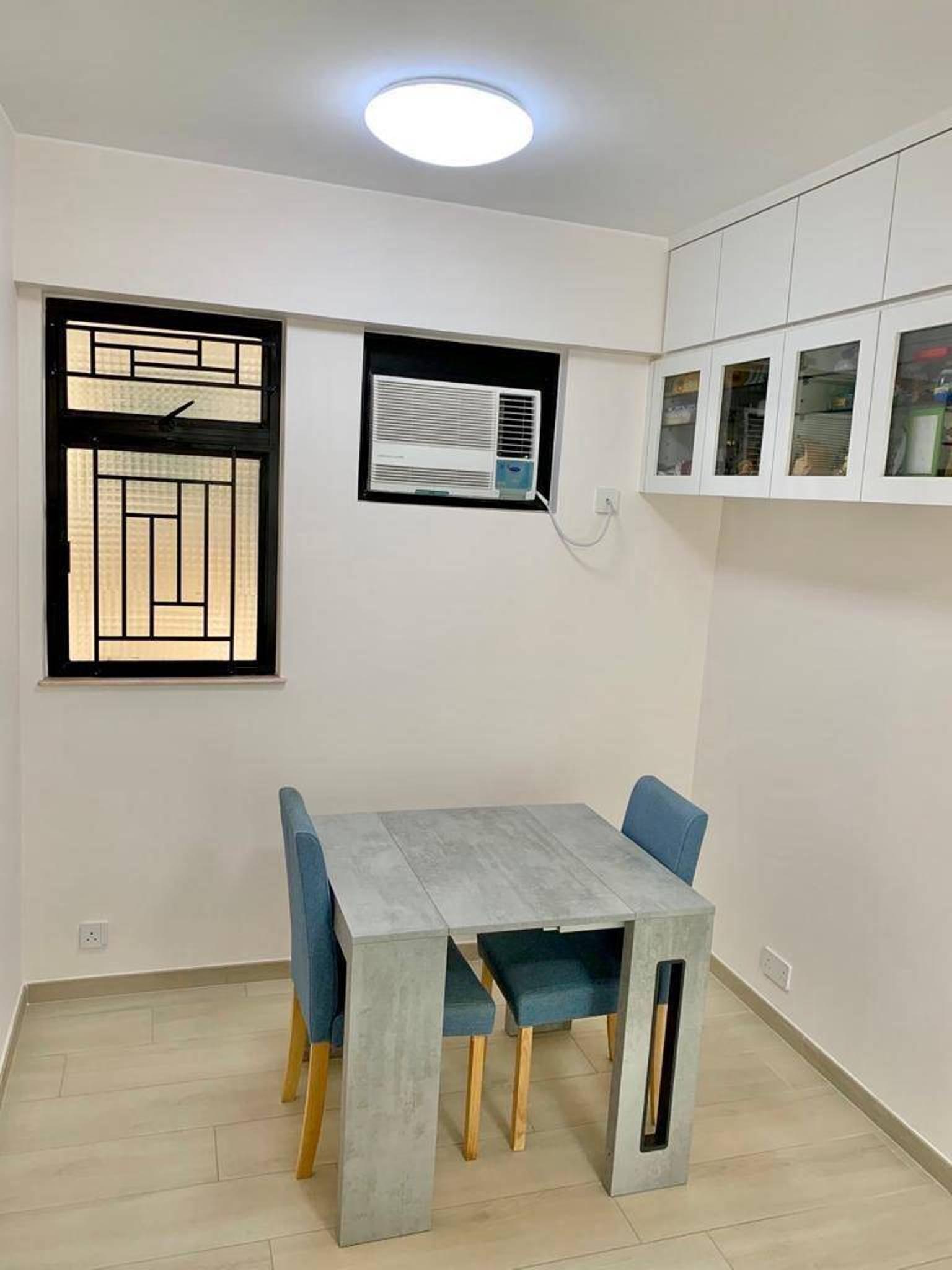 飯廳空間充足,牆身裝有一列吊櫃,美觀實用。