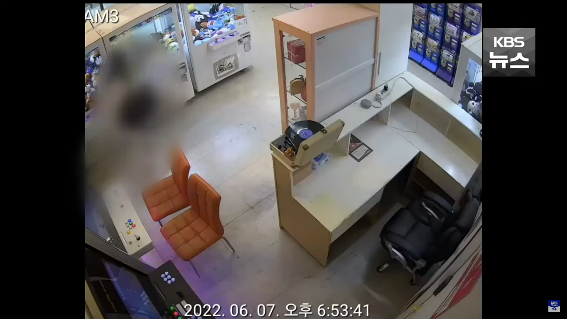 女子完事後地面留有污迹。(影片截圖)