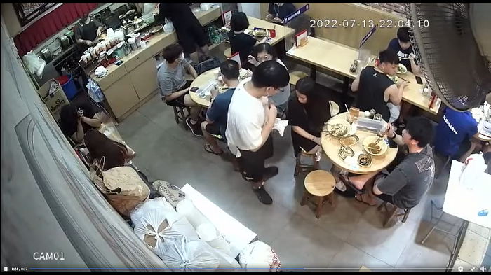 店員被指非禮女子。(影片截圖)