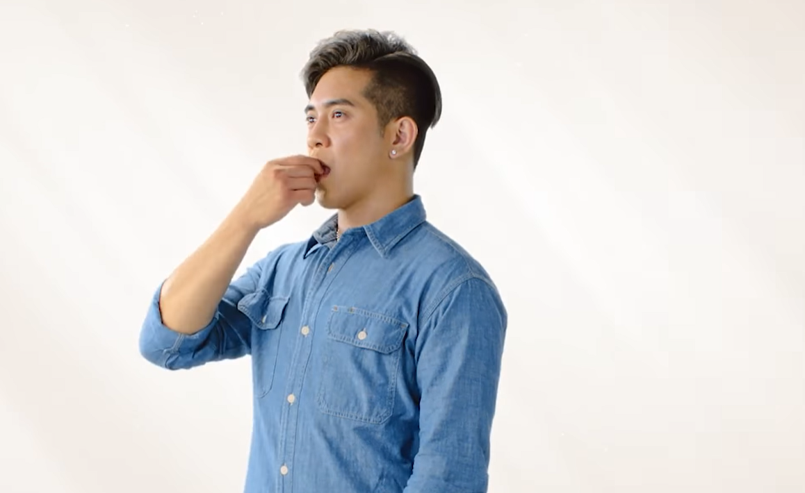 威威為拍廣告終於除罩。