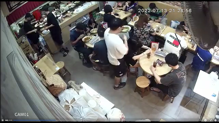 店員被指非禮女子。(影片截圖)