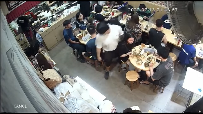 店員被指非禮女子。(影片截圖)