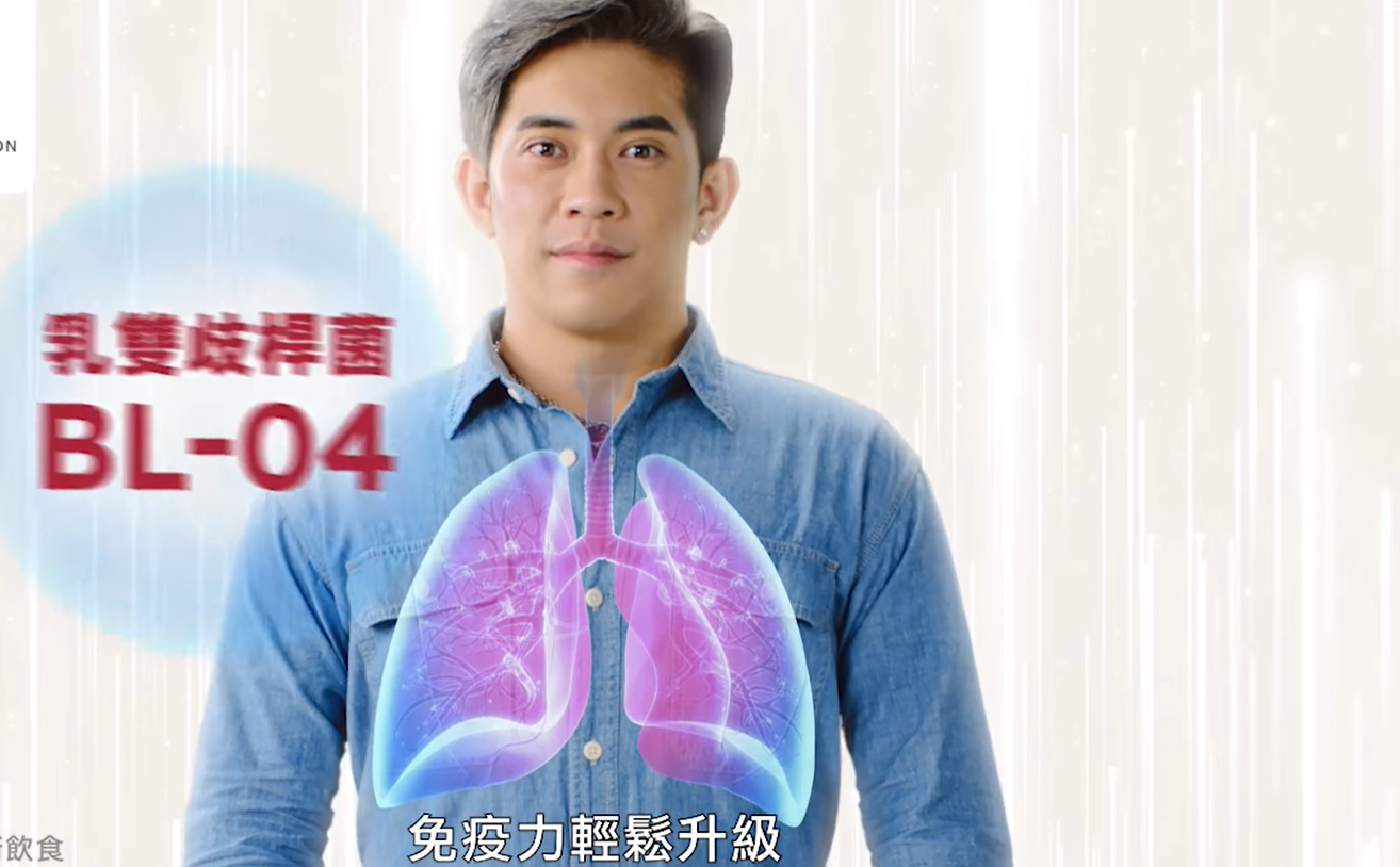 威威為拍廣告終於除罩。