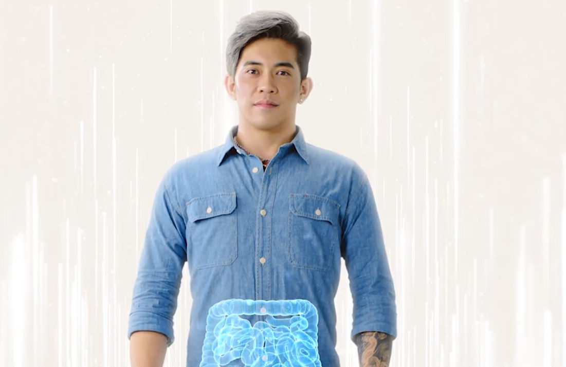 威威為拍廣告終於除罩。