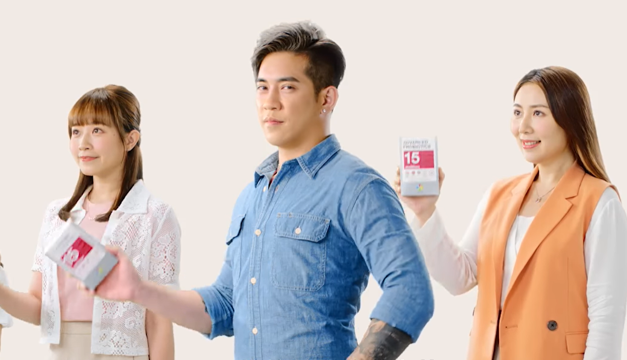 威威為拍廣告終於除罩。