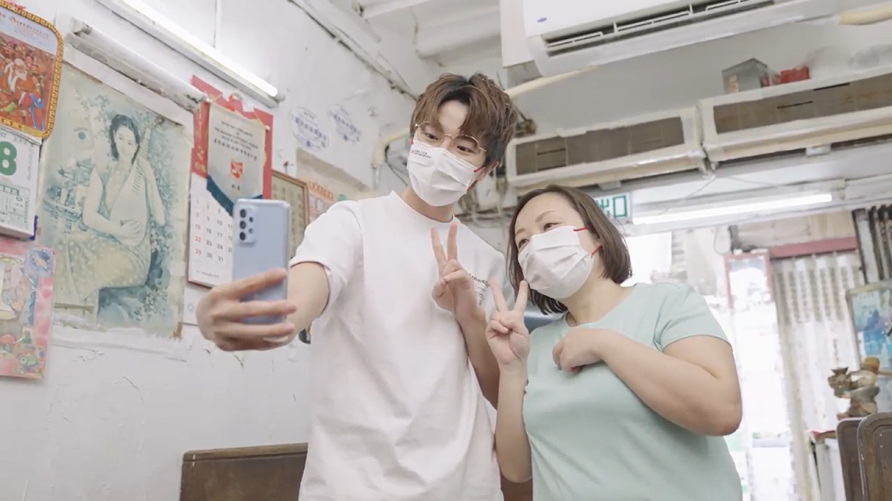 林正峰與短片的主人翁合照。