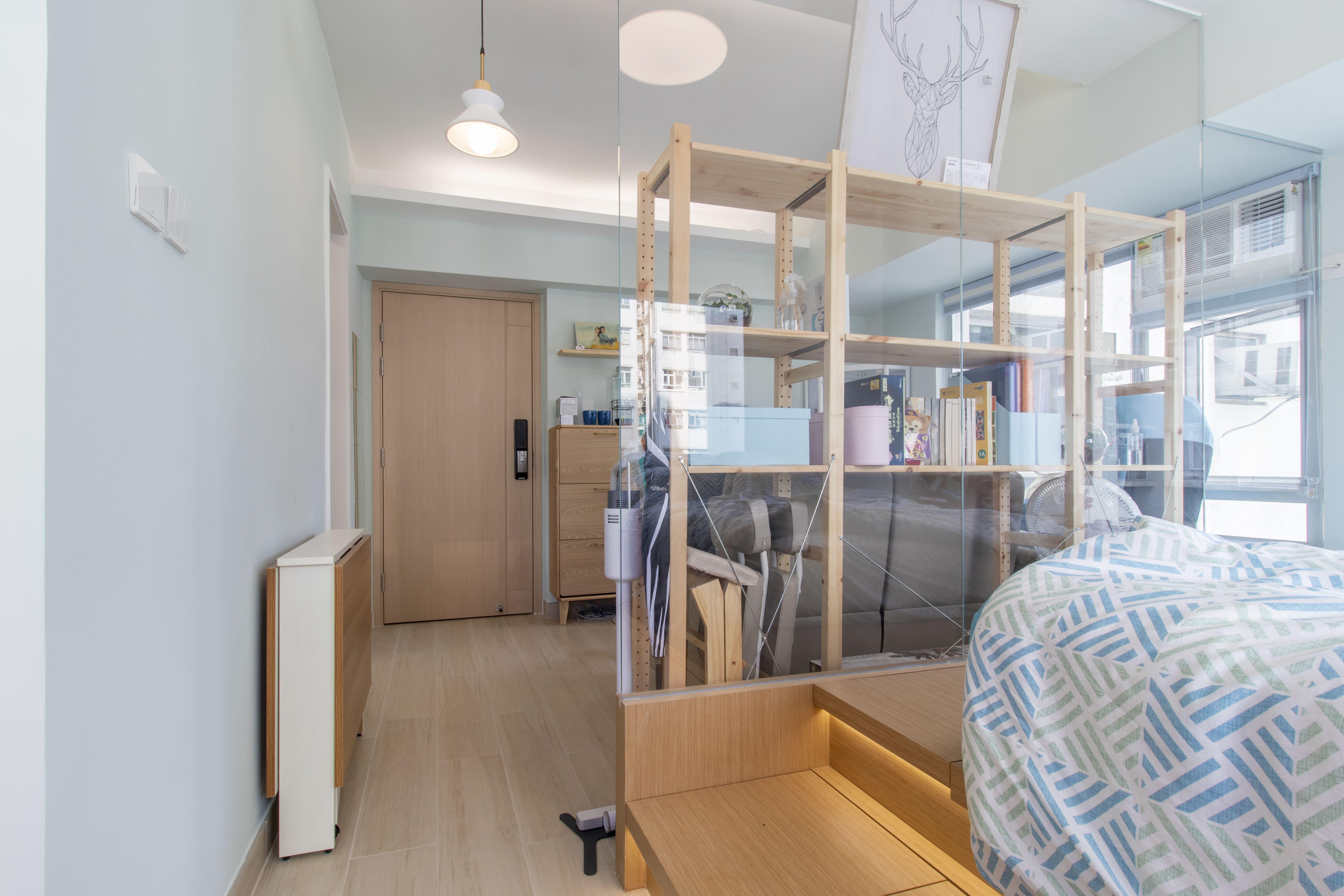 架後一幅玻璃分隔了客廳及睡房