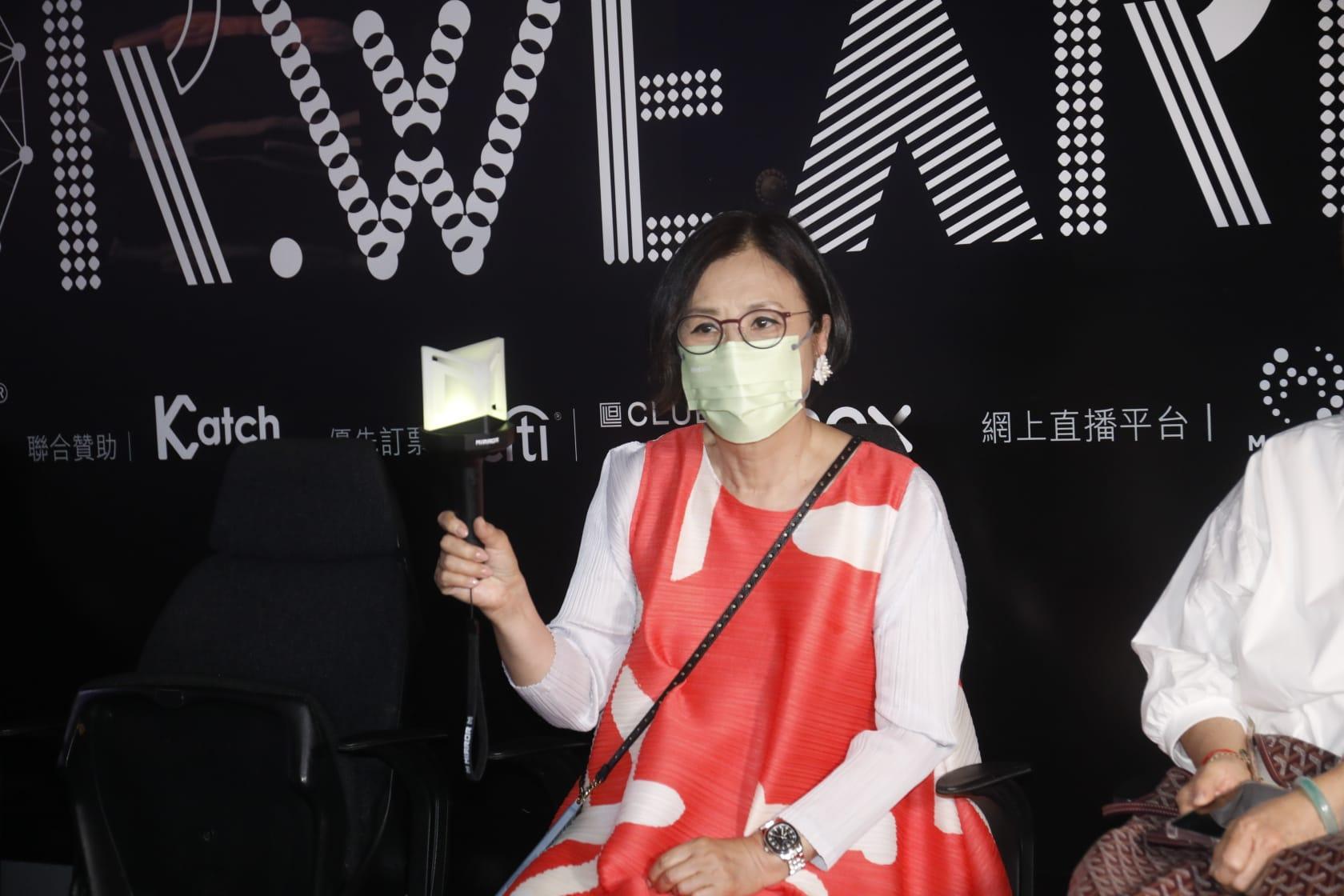 汪明荃拿著手燈觀看MIRROR演唱會頭場。