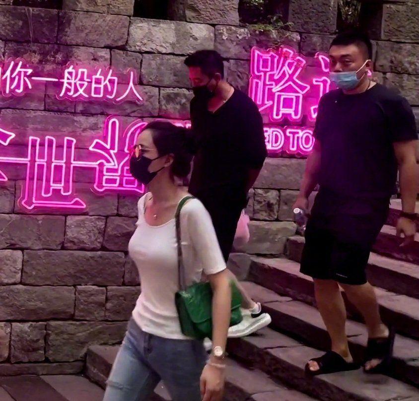 汪小菲本月中已被發現跟女友到重慶,兩人當時已穿上情侶鞋。
