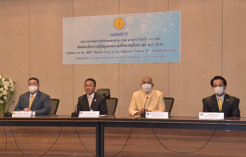 泰國司法部長Somsak Thepsuthin(左二)認為「化學閹割」可減少性罪犯再犯機會。(美聯社)