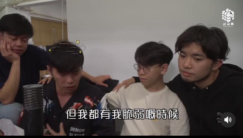 游學修一邊飲酒一邉開live,剖白受網上欺凌的心情。(截圖)