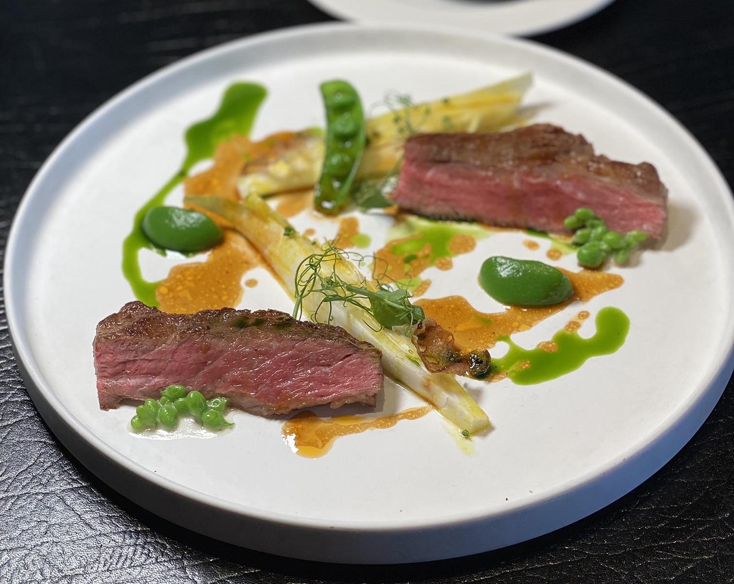 無論牛肉或黑毛豬兩者都經熟成處理(豬)