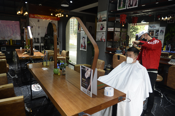 雲南大理州美容美髮行業協會要求剪髮電髮染髮統一定價,被質疑涉嫌價格壟斷。(互聯網)