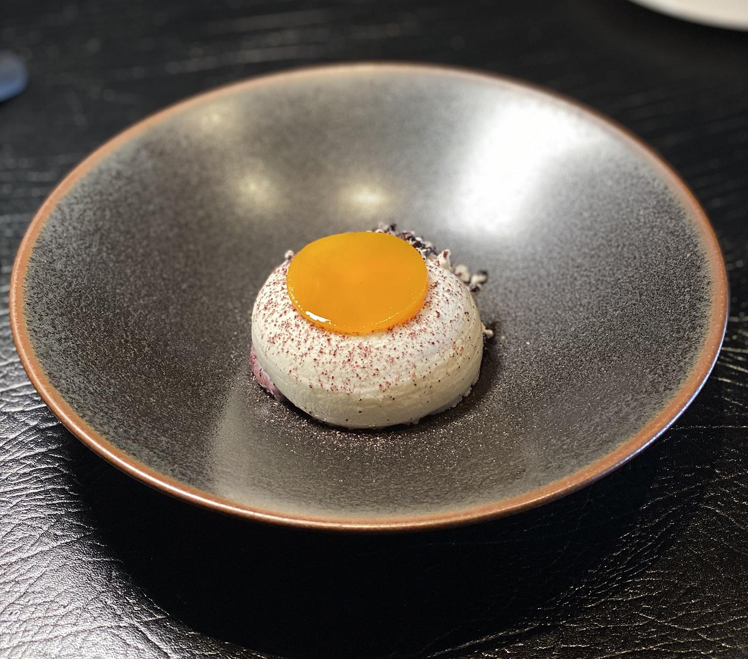 午餐甜品只有一款,變奏版的芒果黑糯米沒有了泰國版的滯,口感更輕盈,味道亦更有層次。