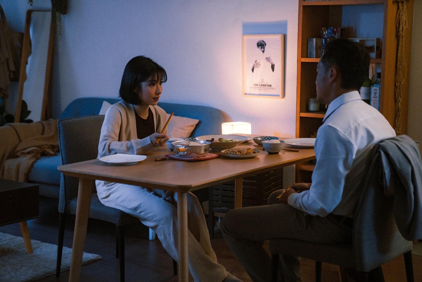 陳葦璇與黃定謙演一對相愛漸成習慣的情侶。