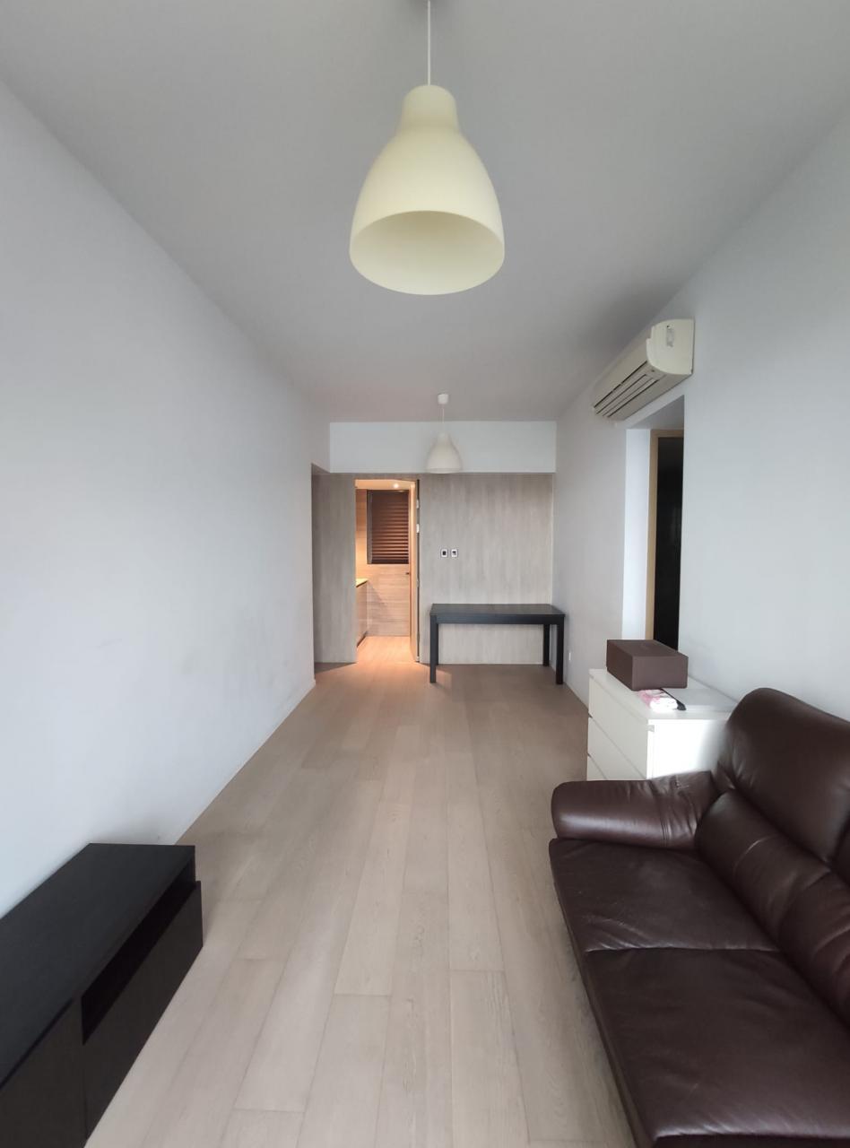 大廳呈長方形設計,間隔尚算實用,地板和牆身裝修亦新。