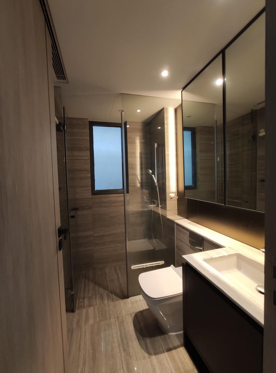 浴室非黑廁,原裝雲石用料新淨不殘舊。