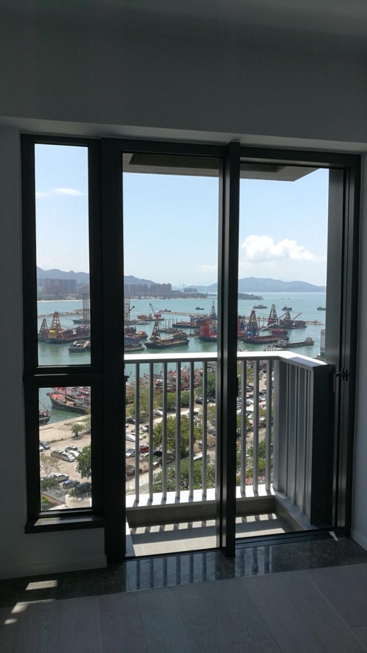 站在客廳露台,可飽覽屯門避風塘及遠望青山灣海景,景觀十分吸引。