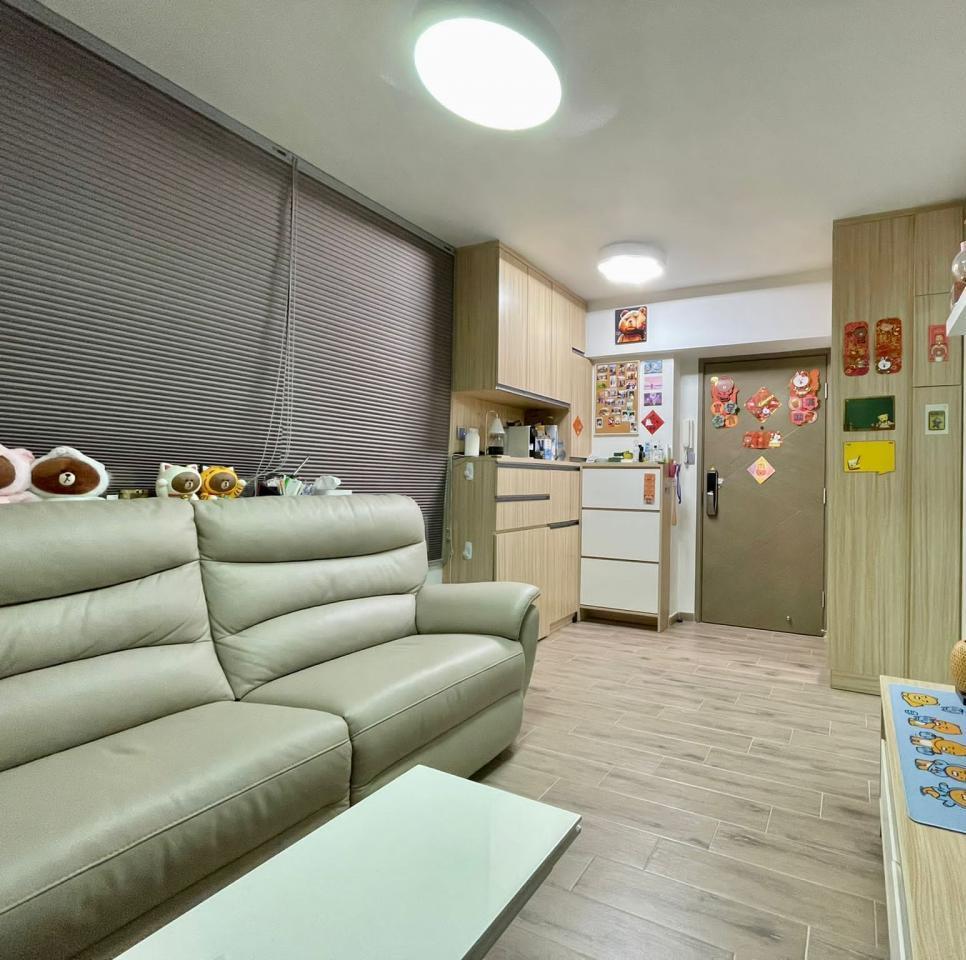 大廳呈長方形,四四正正間隔,容易擺放傢俬。