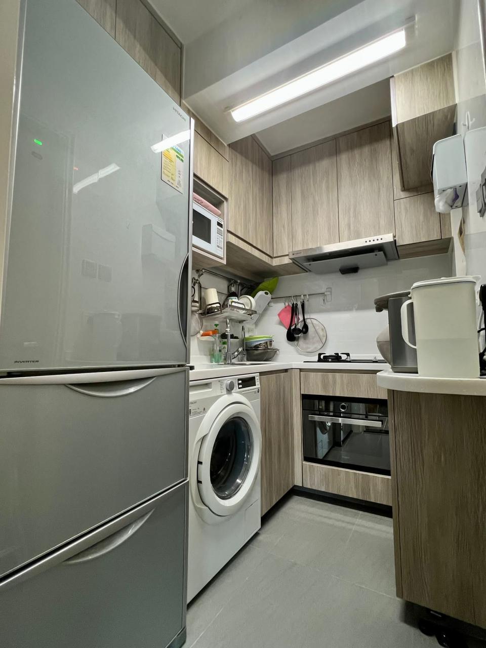 廚房面積不算細,足夠擺放雪櫃和「大眼仔」洗衣機,廚櫃亦算簇新。