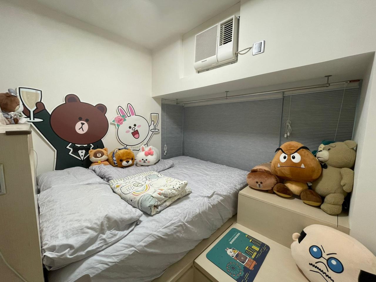 睡房設有地台,部分窗台用來作窗台床,令空間更加實用。