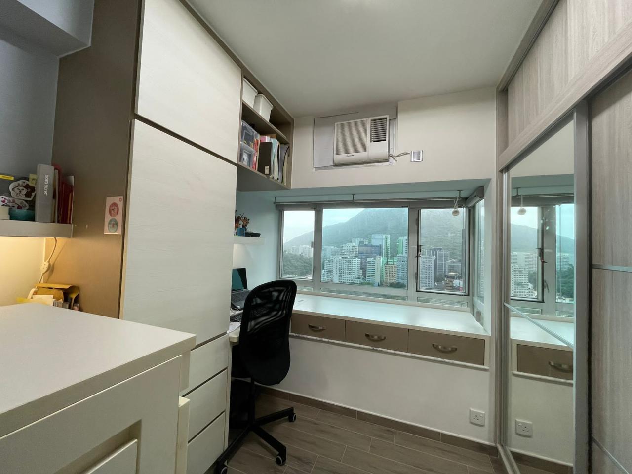 其中一個房間用作書房,一系列書枱、書架和梗櫃新淨實用。