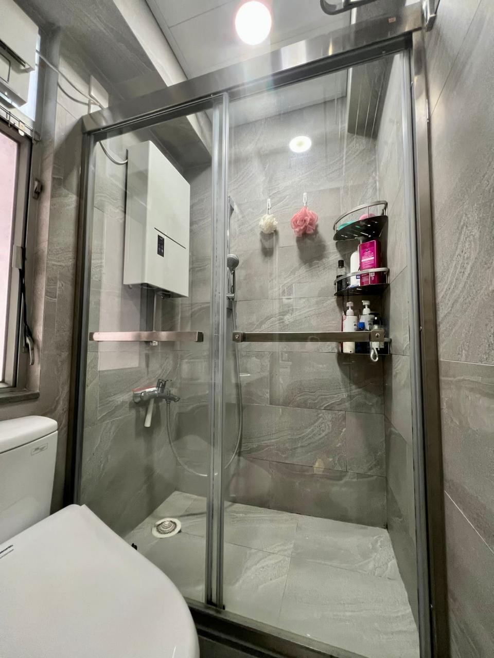 淺啡色的地磚浴室,實用美觀兼易於清潔。