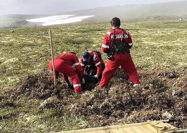 搜救人員在墜機現場發現人體殘骸。(互聯網)