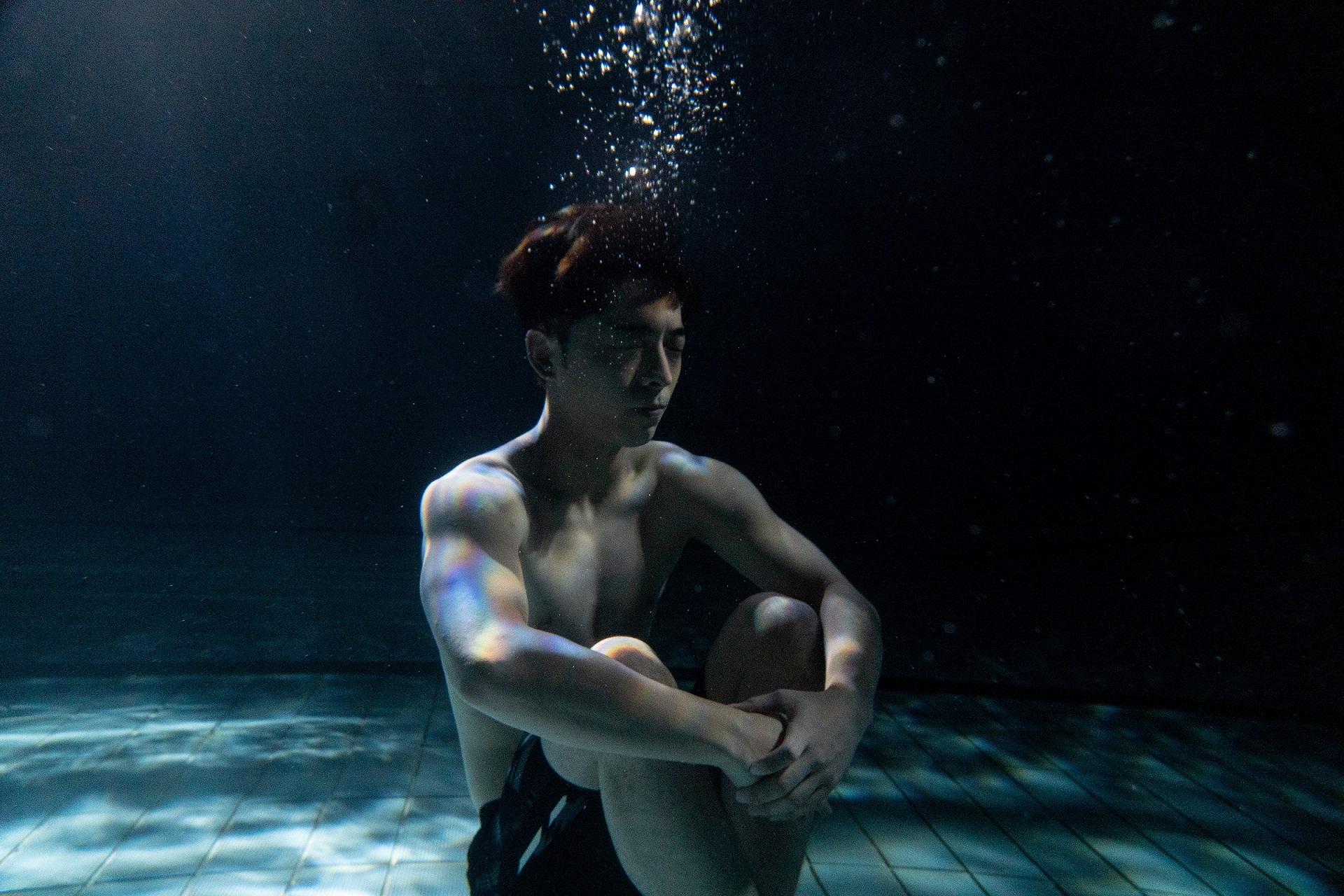 自言怕水的Edan為拍《I SWIM》克服恐懼學游水。