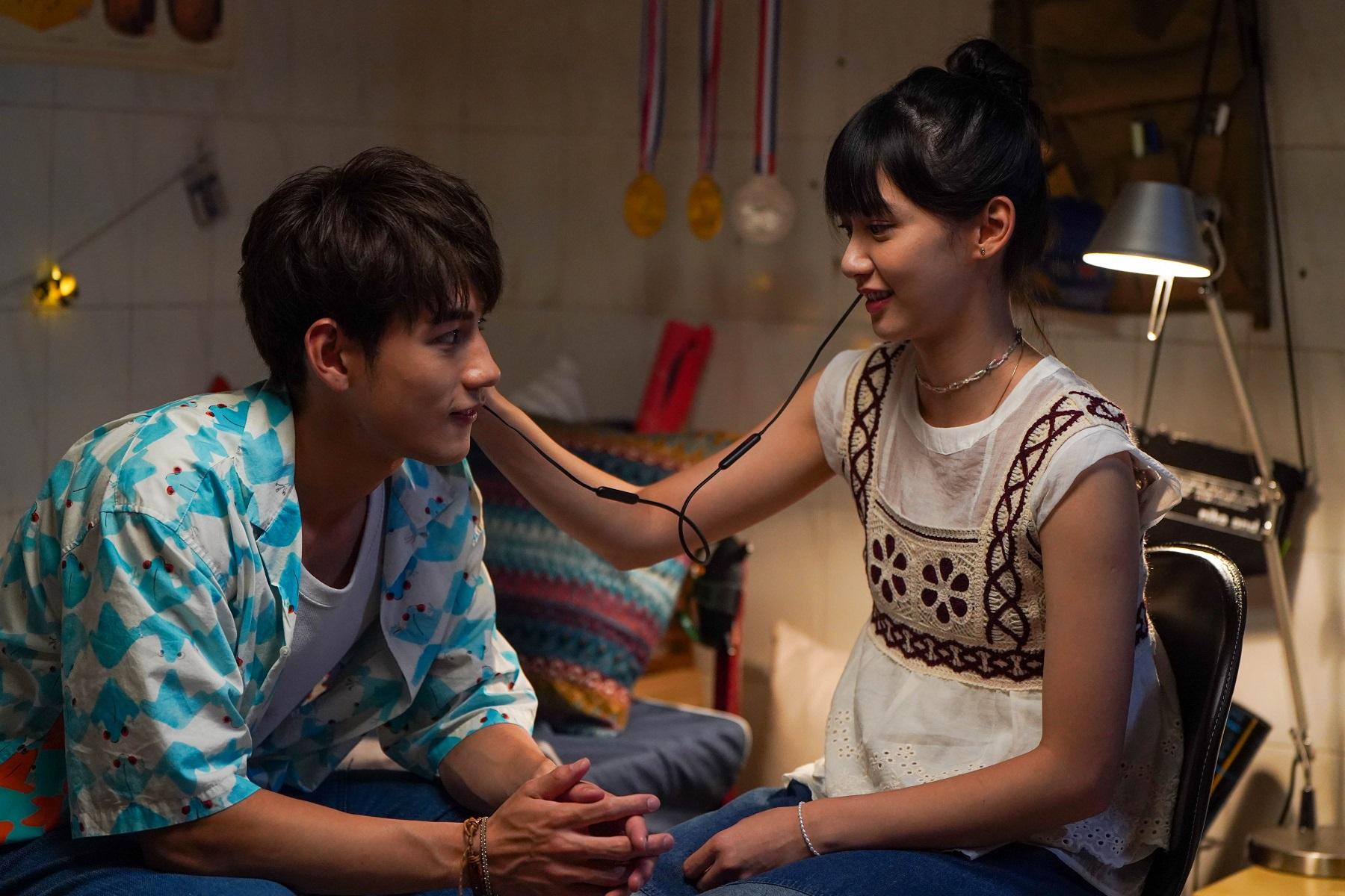 Jeffrey和Angela演兩小無猜的情侶,甜蜜浪漫。