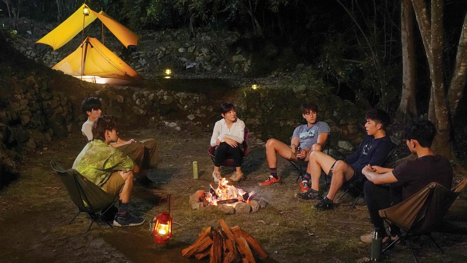 Miss翁與C班同學到野外露營慶祝。