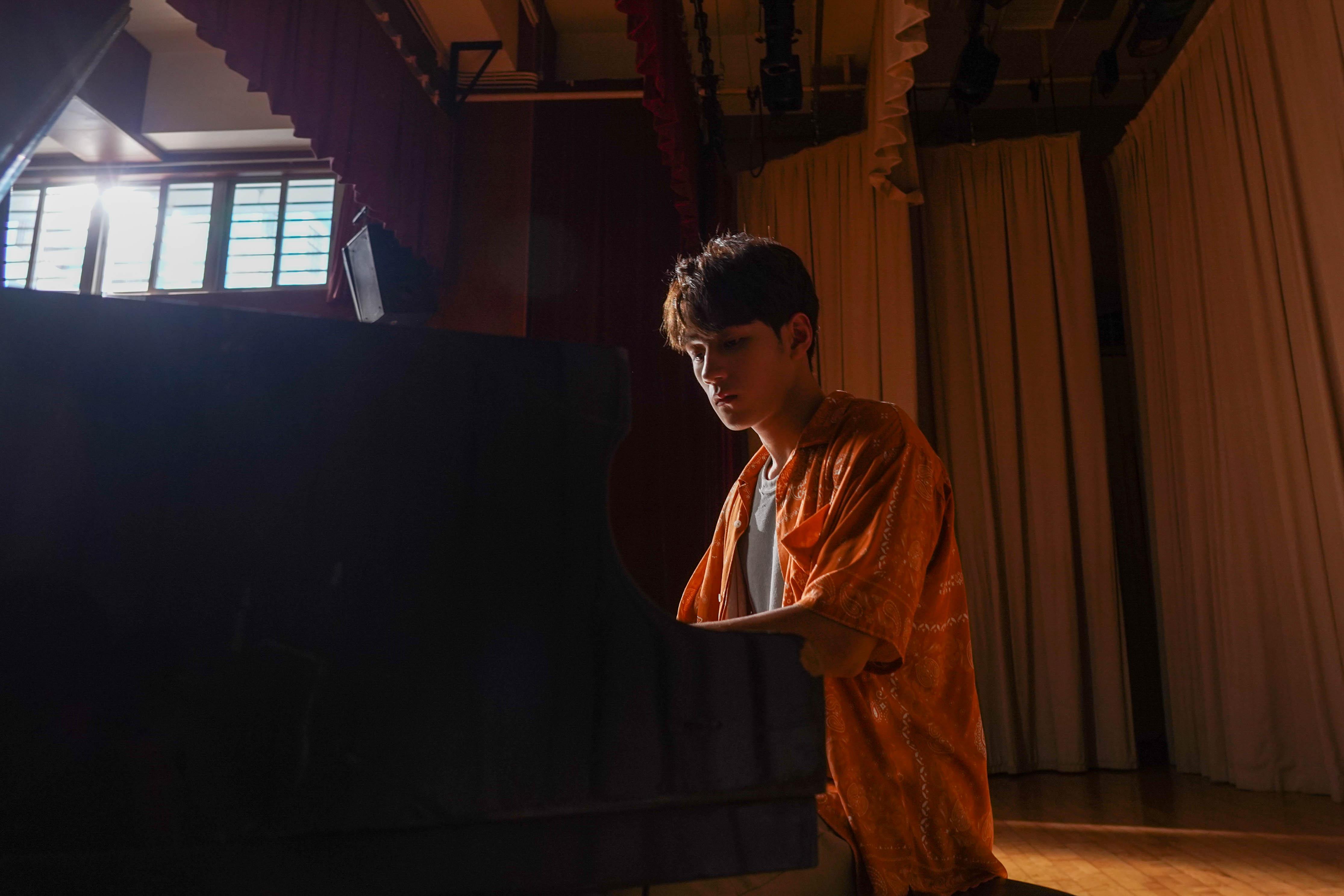 Jeffrey演的余浪沖不只是天才泳手,甚麼都一學就懂。