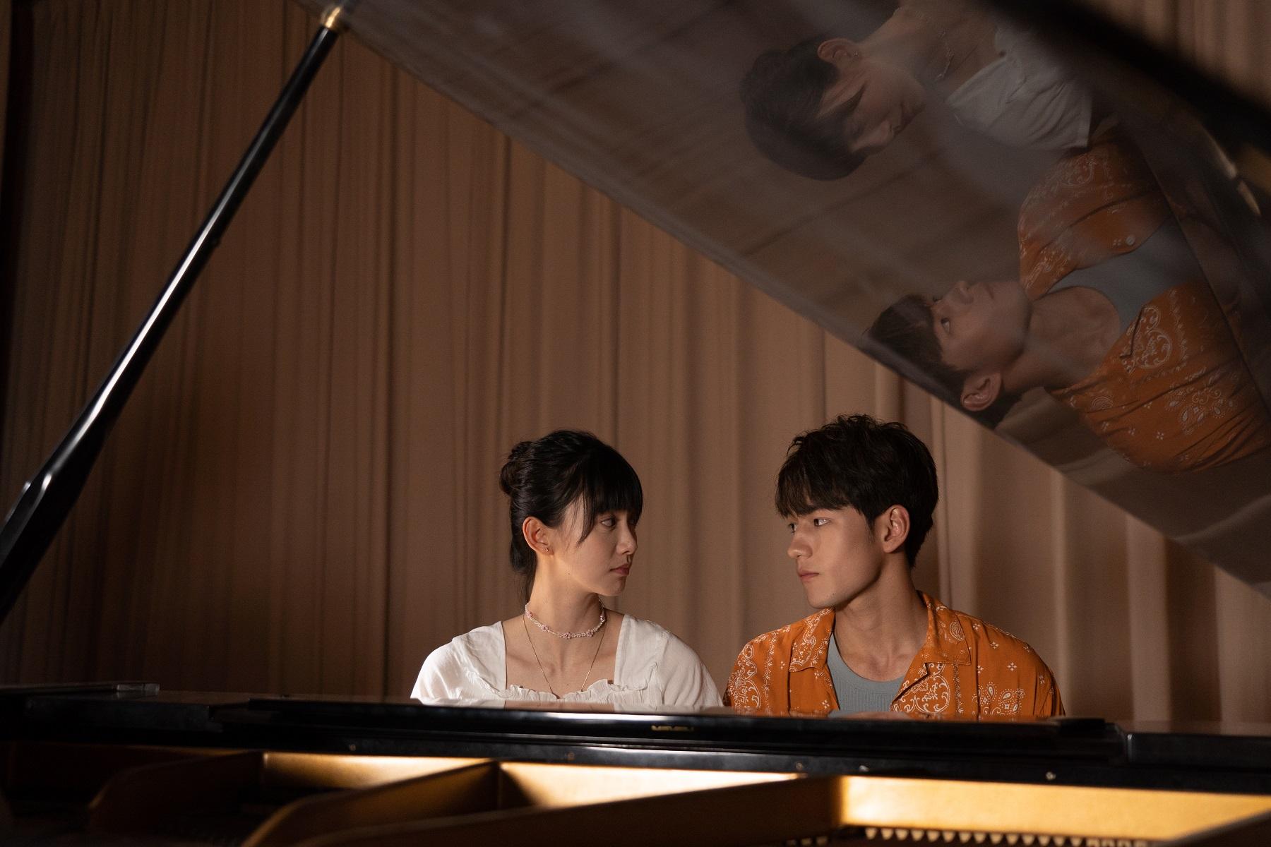 Jeffrey彈琴與Angela上演一幕「不能說的秘密」。