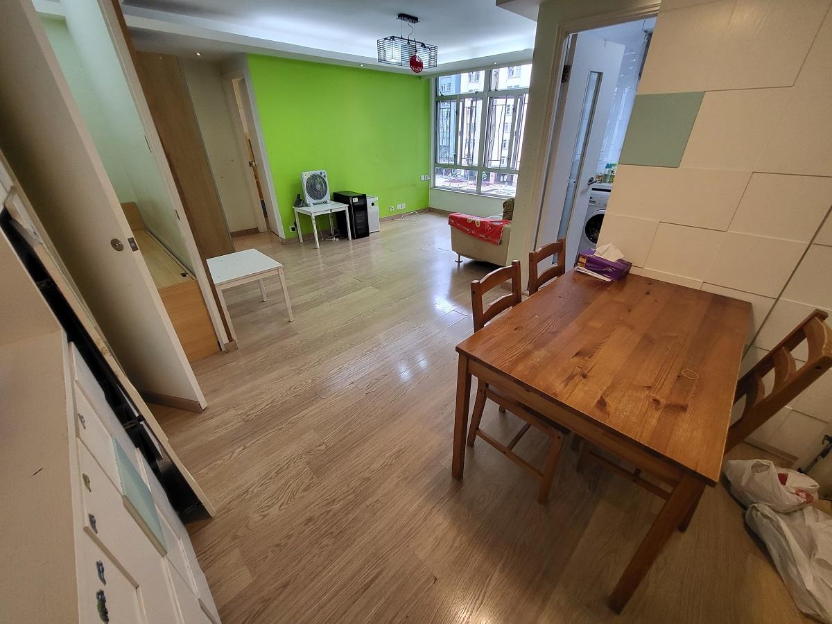 業主在大廳「偷出」部分空間來加建工人房後,大廳空間依然闊大。