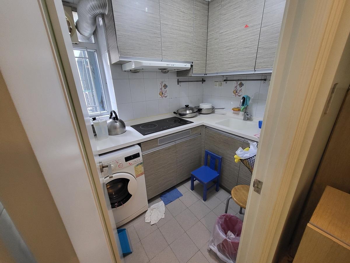 方正的廚房實用不狹窄。