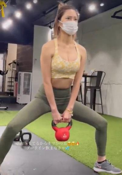 島袋聖南近日到健身室積極收身。